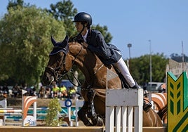 El jinete Luis Ortiz, a lomos de 'Iolarzel Duverie Coco', supera un obstáculo durante el recorrido de ayer.