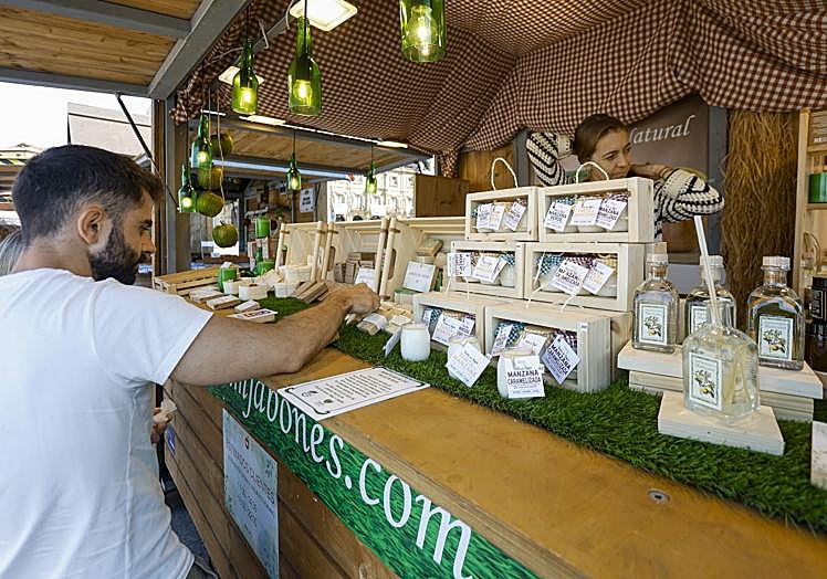 Eva Baranda tiene una línea creada solo para esta feria e incluye velas de soja con aromas.