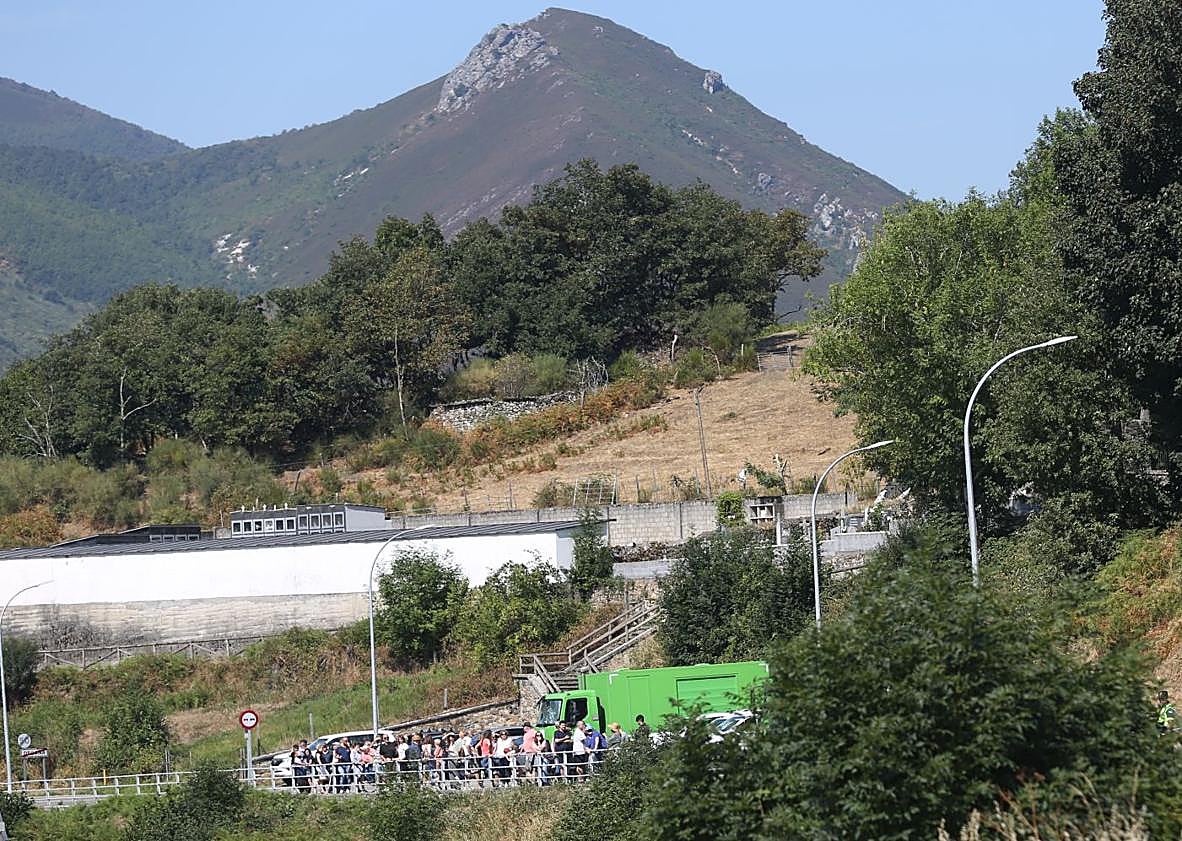 Imagen principal - El acceso de los vecinos estuvo restringido durante la visita institucional. Pedro Sánchez únicamente recibió a Mónica Barrero, la hermana de Sheila Barredo, la joven de Degaña asesinada hace más de 20 años cuyo caso se ha prescrito. 