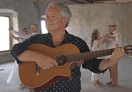 Pipo Prendes interpretando 'El Vals de les cigarreres' en el interior de Tabacalera donde se grabó el videoclip.