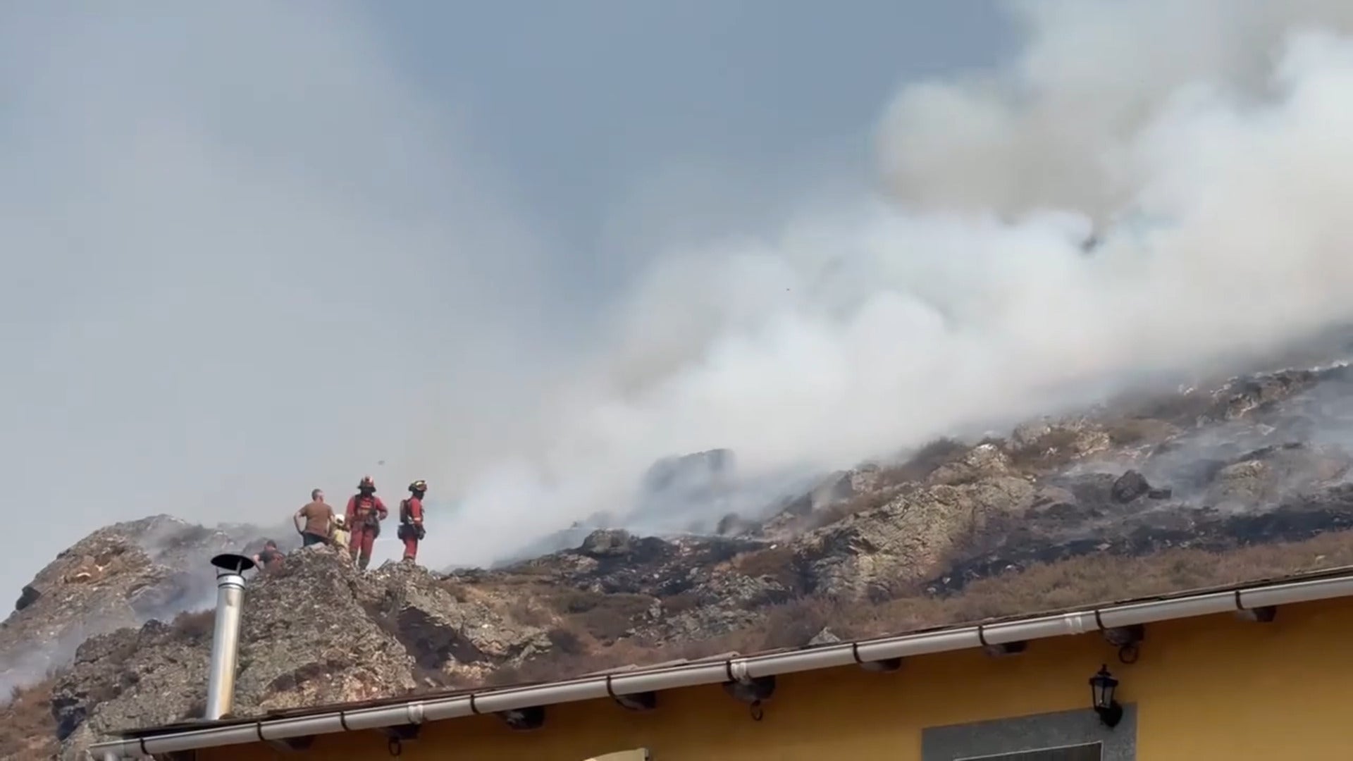 Intensa lucha contra el fuego de Genestoso para salvar las casas amenazadas por las llamas