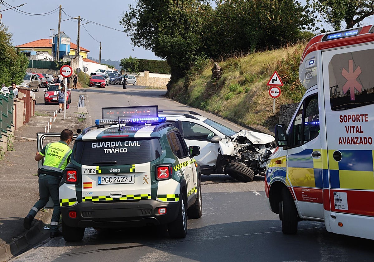El vehículo accidentado en la parroquia gijonesa de Vega.