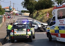 El vehículo accidentado en la parroquia gijonesa de Vega.