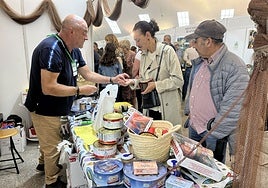 Un expositor en la plaza cubierta de La Pola en la anterior edición de Agrosiero.