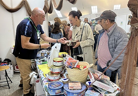 Un expositor en la plaza cubierta de La Pola en la anterior edición de Agrosiero.