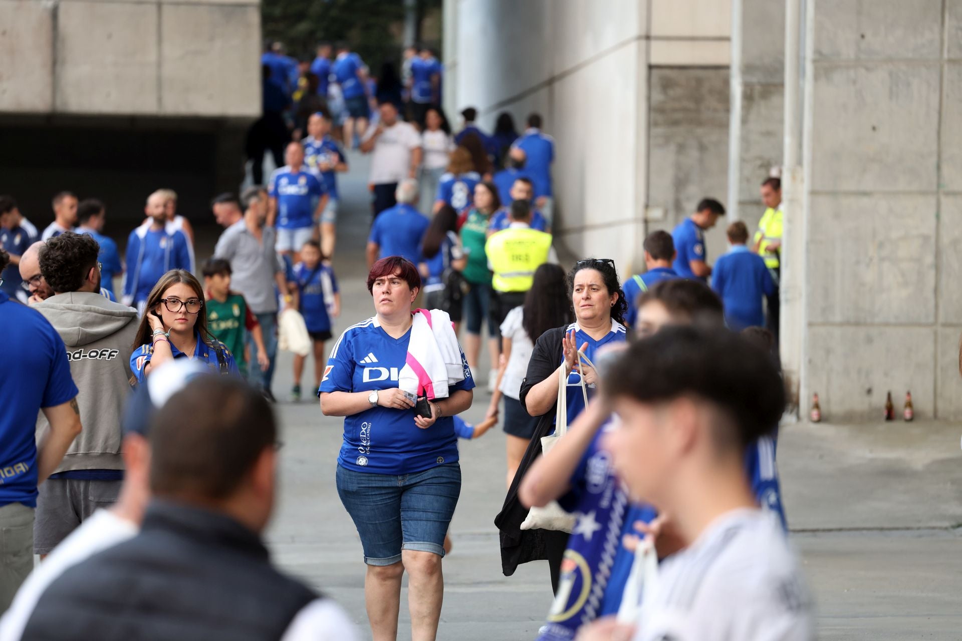 El Real Madrid llega a Oviedo arropado por numerosos fans: las fotos del momento