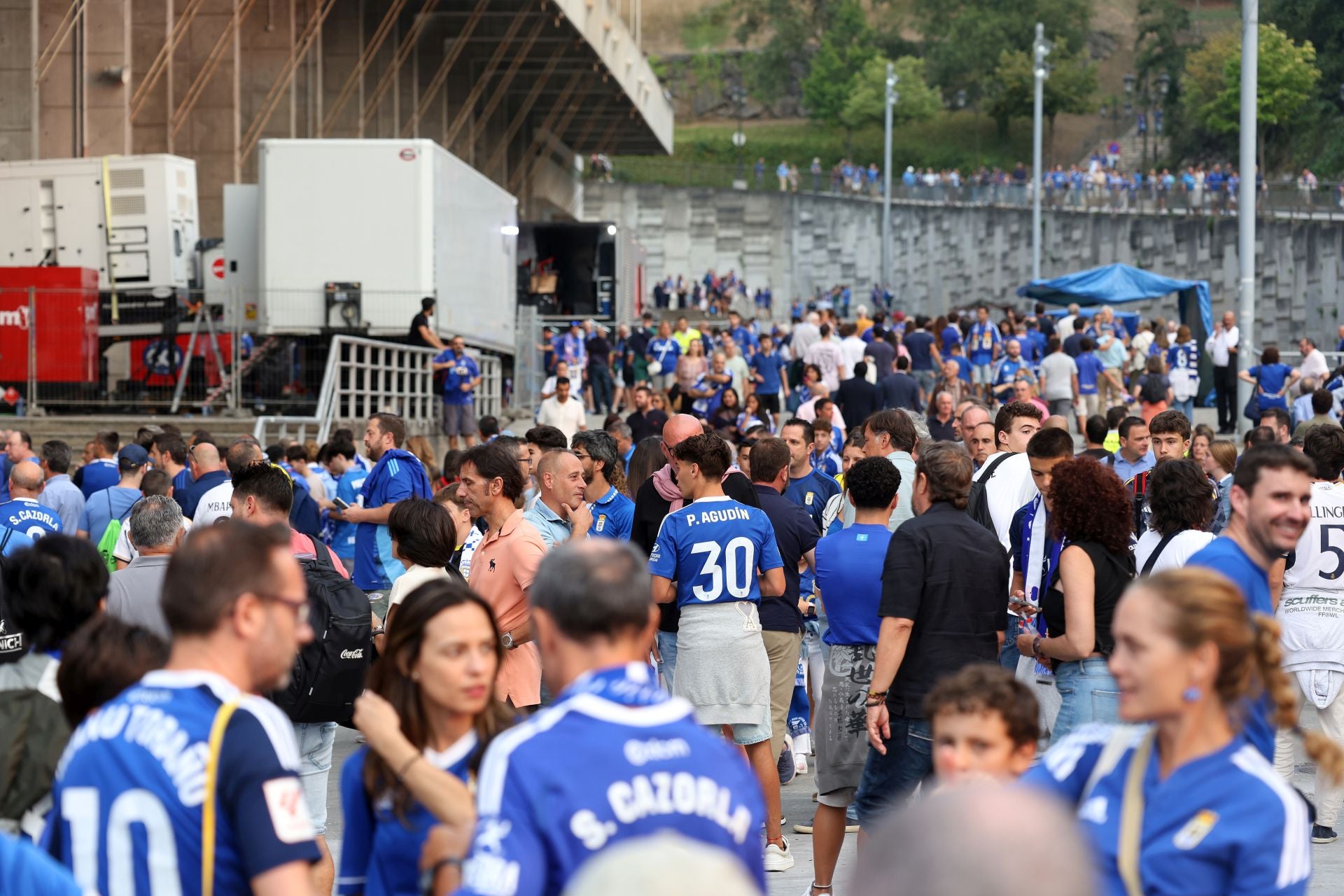 El Real Madrid llega a Oviedo arropado por numerosos fans: las fotos del momento