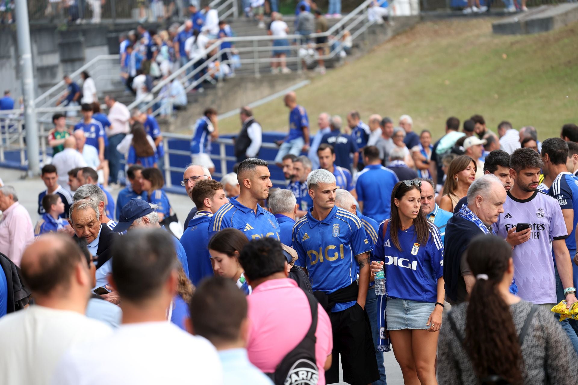 El Real Madrid llega a Oviedo arropado por numerosos fans: las fotos del momento