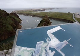 Vista de la ampliación de El Musel, desde el faro de la Campa Torres