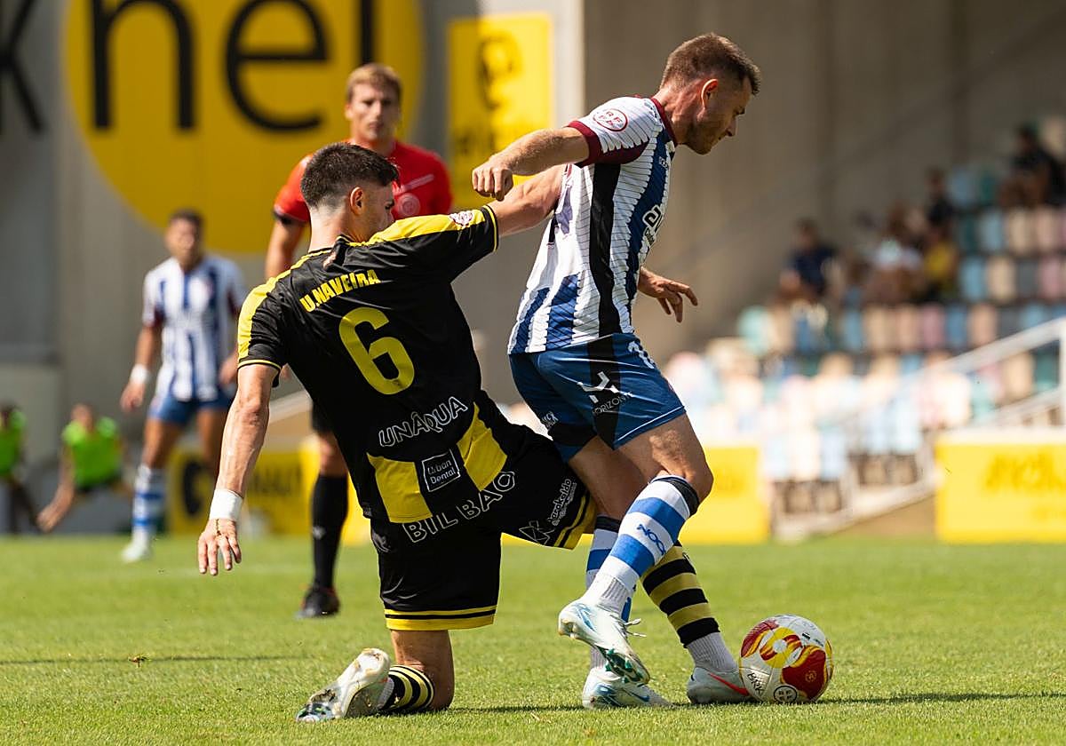 Cayarga, presionado por Naveira en el último amistoso de la pretemporada frente al Barakaldo.