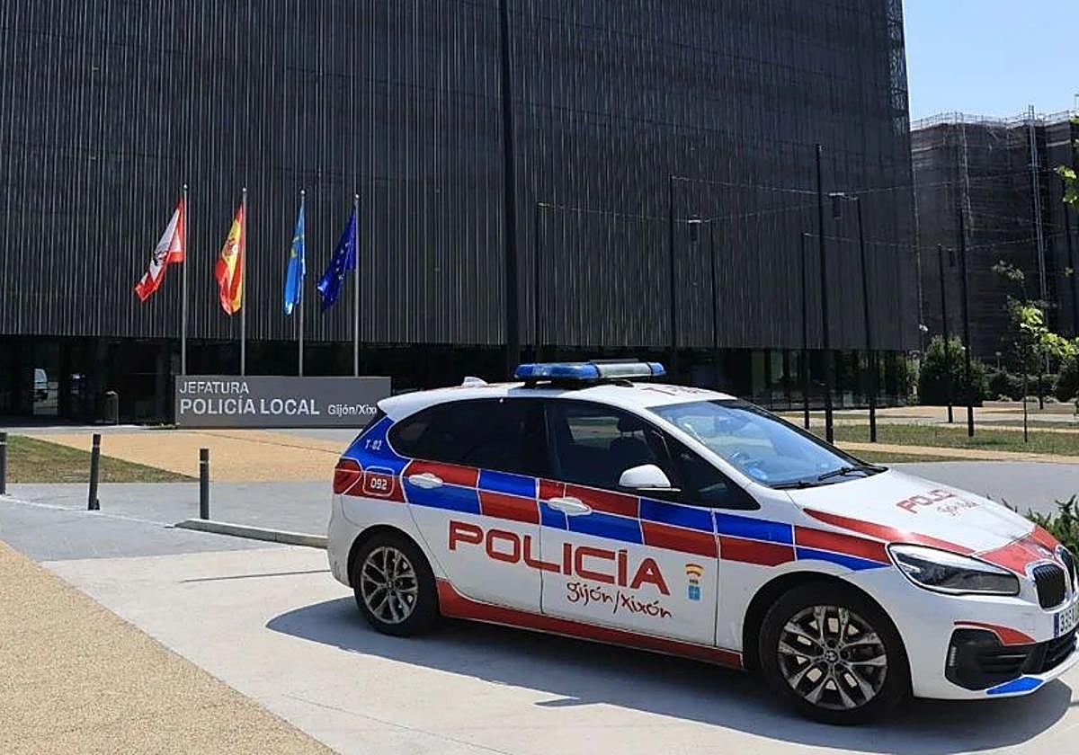 Un coche de la Policía Local de Gijón frente al edificio de la nueva Jefatura.