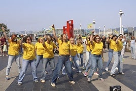 Flashmob de mujeres ucranianas, frente a las 'Letronas', para conmemorar el Día de la Independencia de Ucrania.