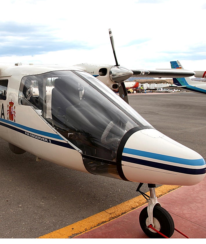 Imagen secundaria 2 - En la foto superior, los helicópteros Chinook del Ejército del Aire. En la segunda, el helicóptero Cougar, de la UME. Abajo, el morro del Aco, el avión de coordinación.