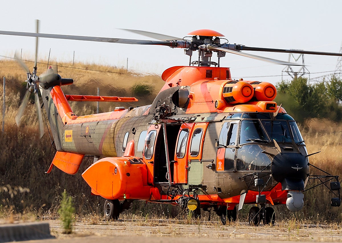 Imagen secundaria 1 - En la foto superior, los helicópteros Chinook del Ejército del Aire. En la segunda, el helicóptero Cougar, de la UME. Abajo, el morro del Aco, el avión de coordinación.