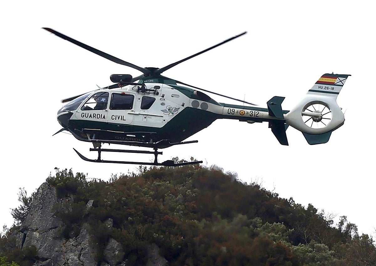 Imagen secundaria 1 - En la foto superior el helicóptero de los Mossos d'Esquadra. En la segunda, el 'cuco' de la Guardia Civil. En la última, el de Bomberos de Asturias