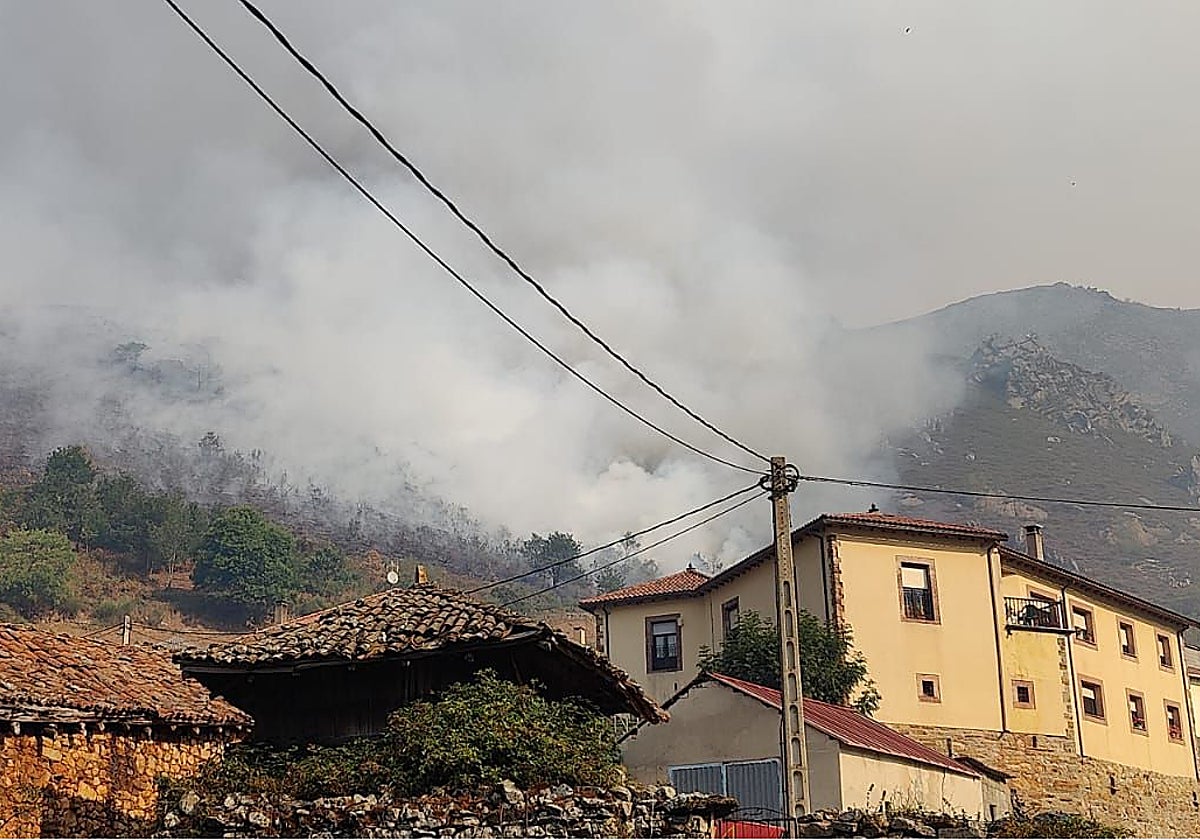 El fuego, a pocos metros de las casas de Genestoso.