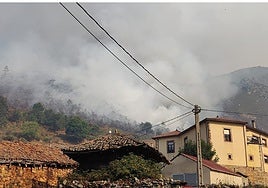 El fuego, a pocos metros de las casas de Genestoso.