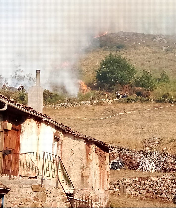 Imagen secundaria 2 - «Hemos pasado la noche en vilo con el fuego a las puertas de casa»