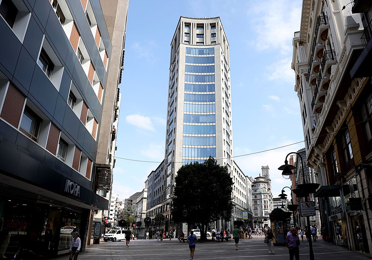 La Jirafa, uno de los edificios con los pisos más caros de Oviedo.