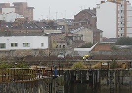 Una retroescavadora, en la parcela de Naval Gijón, la semana pasada