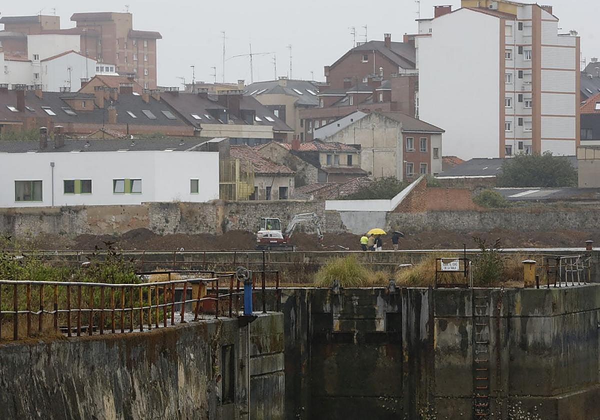 Una retroescavadora, en la parcela de Naval Gijón, la semana pasada