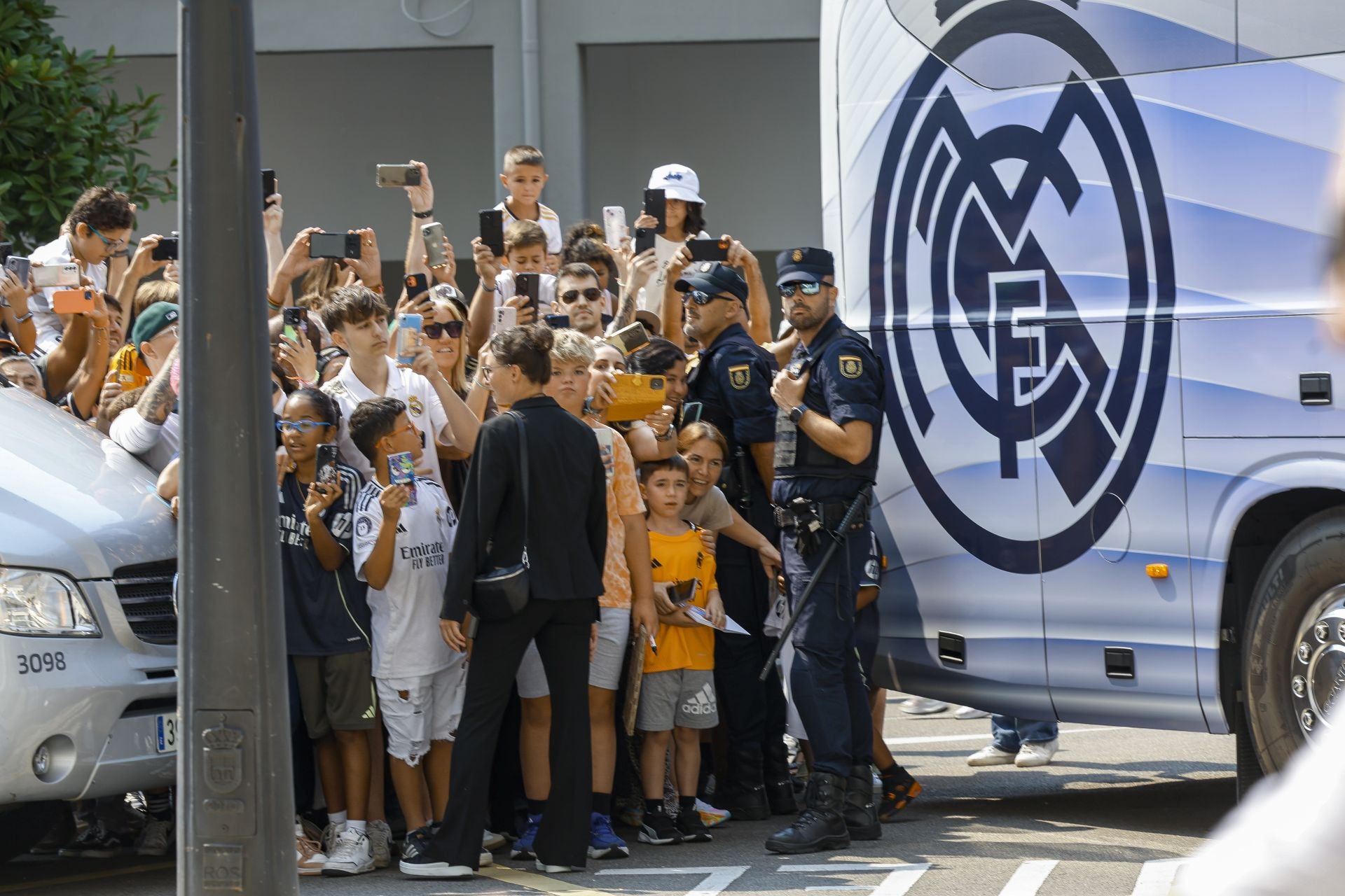 El Real Madrid llega a Oviedo arropado por numerosos fans: las fotos del momento