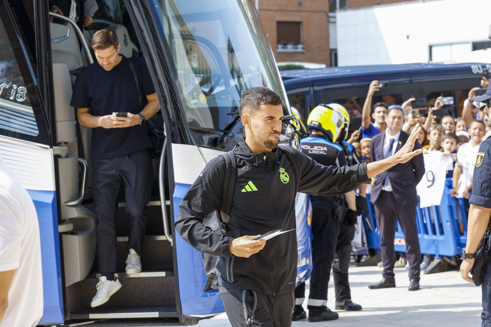 El Real Madrid llega a Oviedo arropado por numerosos fans: las fotos del momento