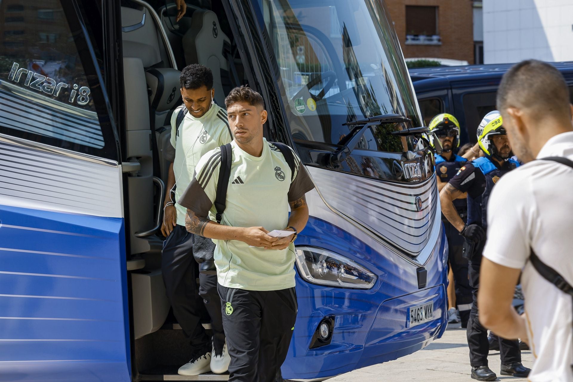 El Real Madrid llega a Oviedo arropado por numerosos fans: las fotos del momento