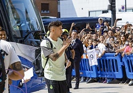Vídeo: caluroso recibimiento al Real Madrid en Oviedo