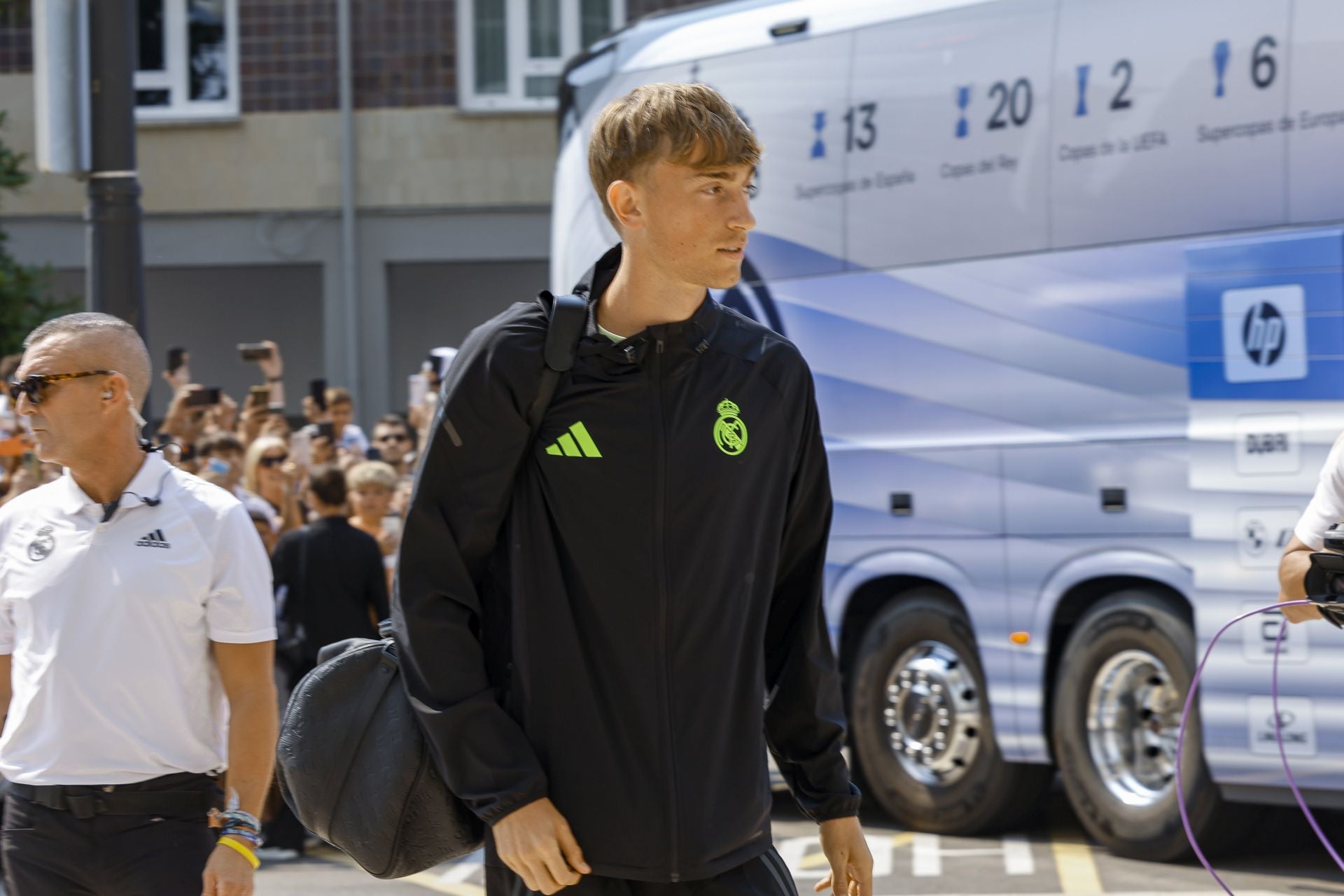 El Real Madrid llega a Oviedo arropado por numerosos fans: las fotos del momento