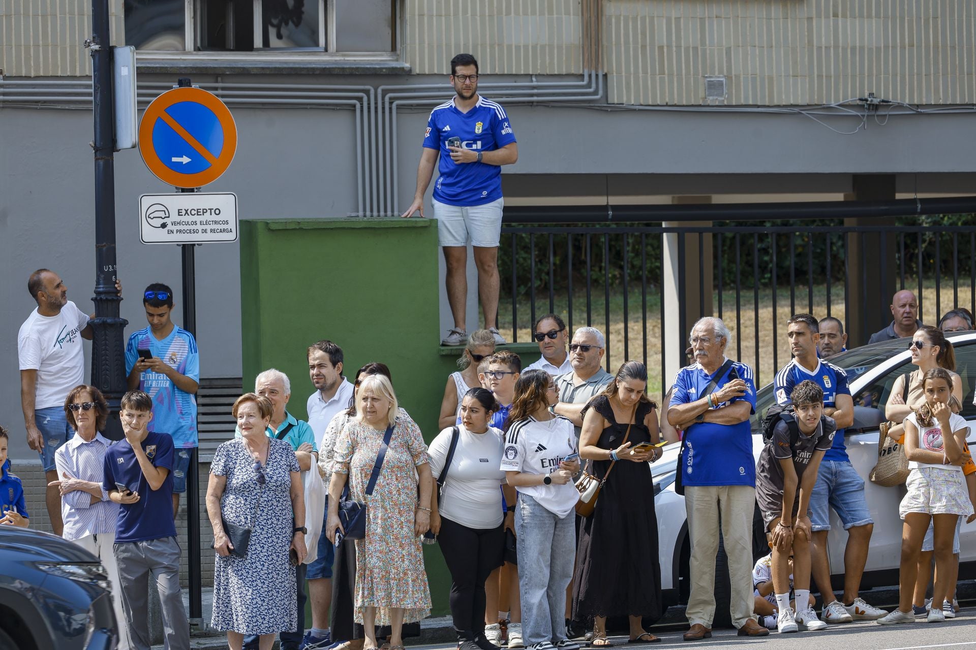El Real Madrid llega a Oviedo arropado por numerosos fans: las fotos del momento