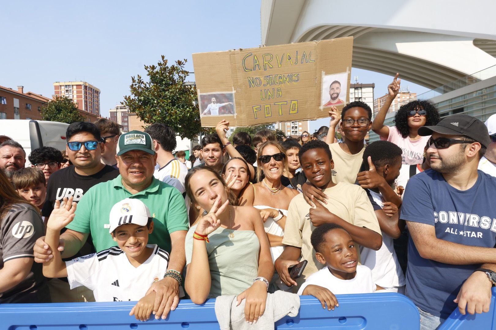 El Real Madrid llega a Oviedo arropado por numerosos fans: las fotos del momento