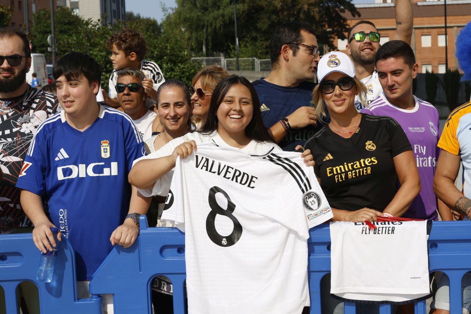 El Real Madrid llega a Oviedo arropado por numerosos fans: las fotos del momento