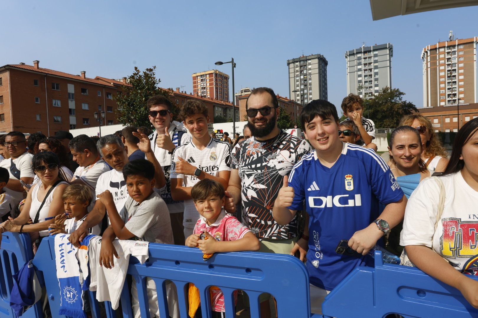 El Real Madrid llega a Oviedo arropado por numerosos fans: las fotos del momento
