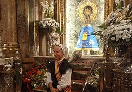 La Pilarica, con el mantón que el Centro Asturiano de Zaragoza le impone cada 8 de septiembre, y con la 'xanina' del año pasado, Sara Baños García.