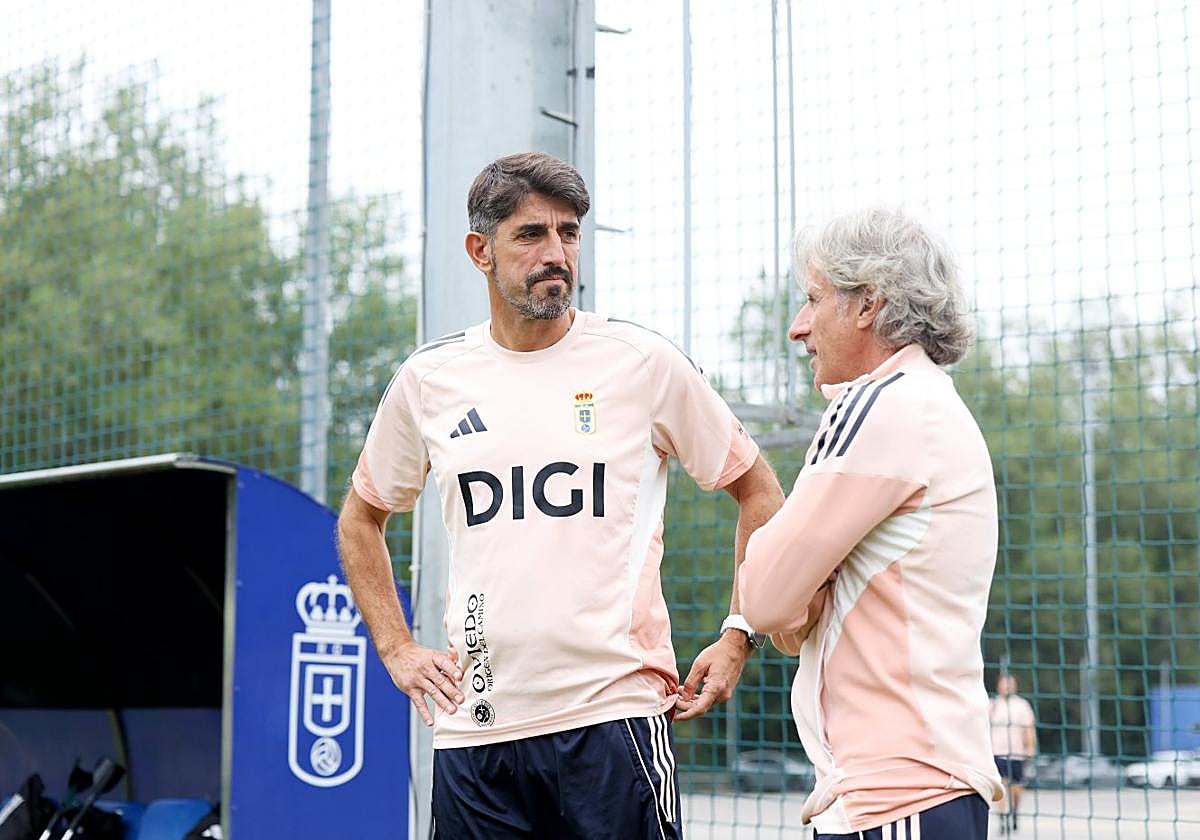 Paunovic y Roberto Aguirre, técnico del Vetusta, conversan durante el entrenamiento de este lunes, en el que ambos conjuntos disputaron un partido.