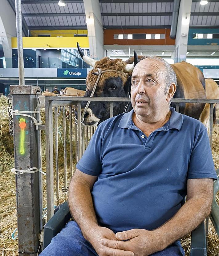 Imagen secundaria 2 - Arriba, en primer término, Gabriel Sánchez y José Ramón Ovies. Debajo, Adrián Iglesias saluda a la directora general de Agricultura. A la derecha, el ganadero jubilado Joaquín Díaz.