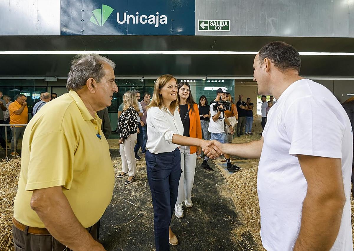 Imagen secundaria 1 - Arriba, en primer término, Gabriel Sánchez y José Ramón Ovies. Debajo, Adrián Iglesias saluda a la directora general de Agricultura. A la derecha, el ganadero jubilado Joaquín Díaz.