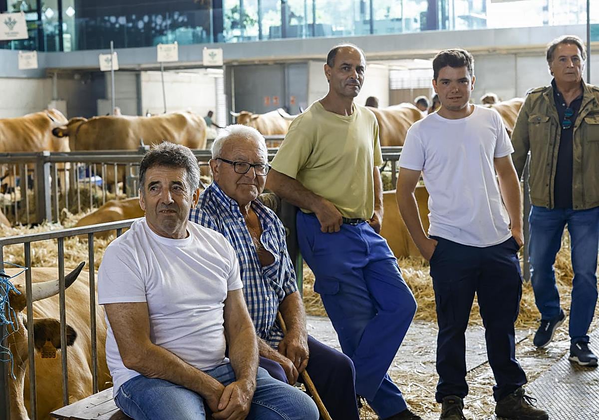Imagen principal - Arriba, en primer término, Gabriel Sánchez y José Ramón Ovies. Debajo, Adrián Iglesias saluda a la directora general de Agricultura. A la derecha, el ganadero jubilado Joaquín Díaz.