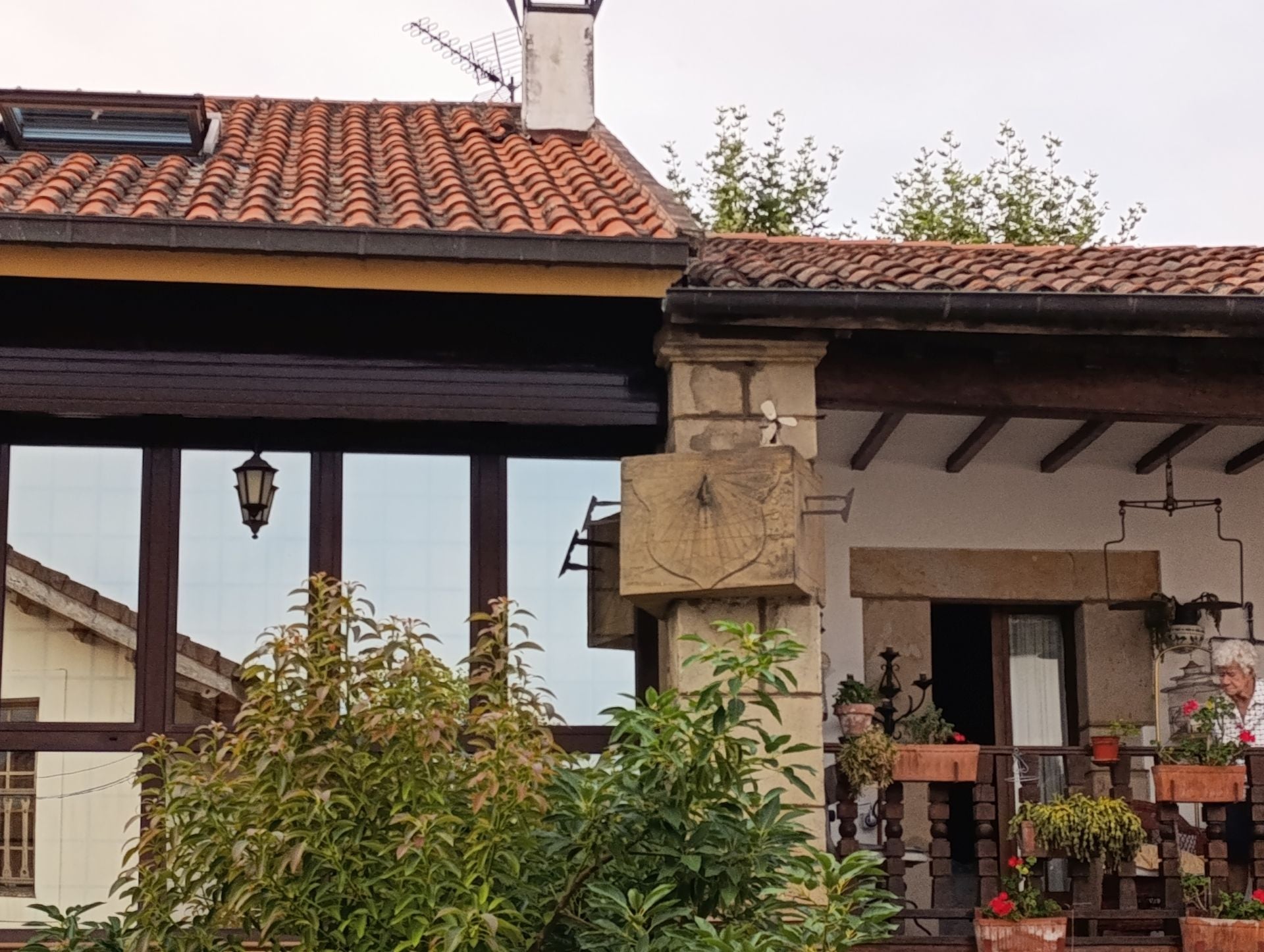 Avenida Dionisio Cifuentes. Reloj de sol situado en la casa de Peche. Posiblemente, el más antiguo de Gijón.