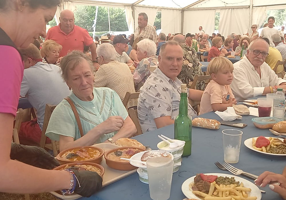 Imagen principal - Pedro Gil, con su fabada. En las imágenes superiores, la carpa animada durante la comida.