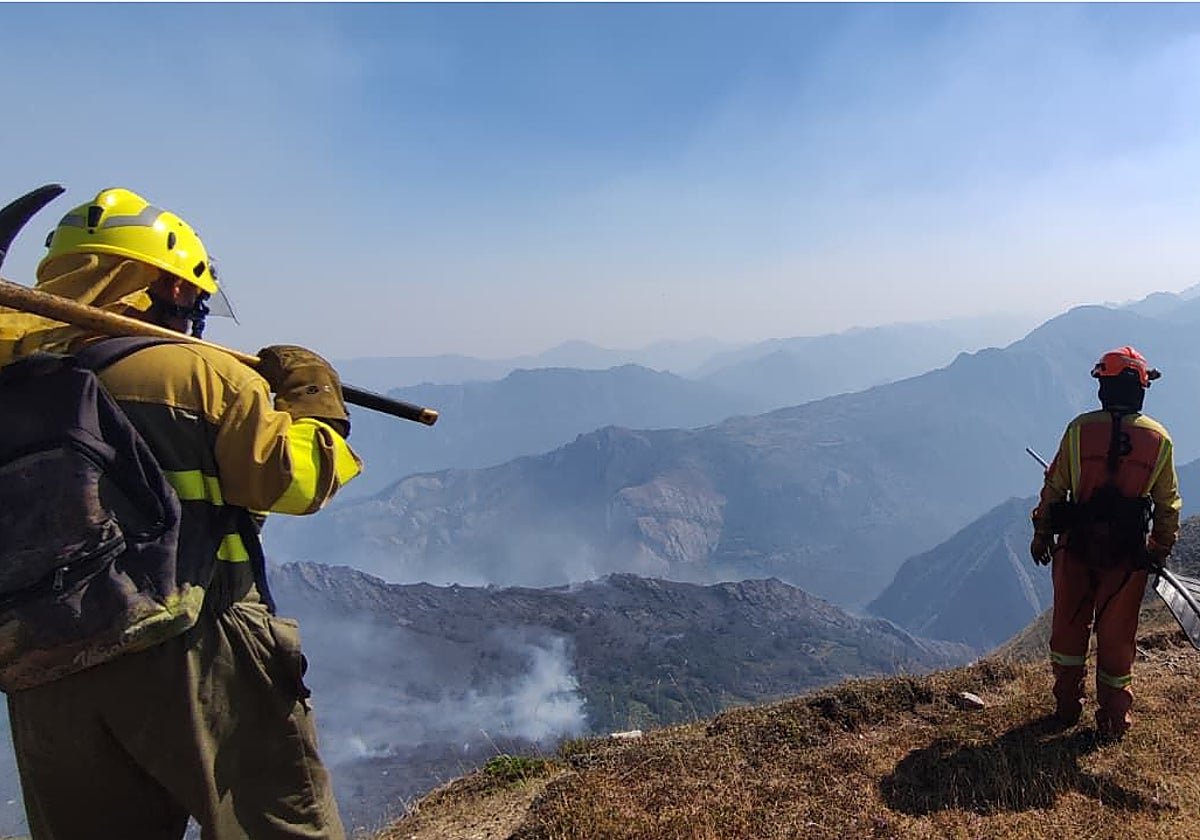 Labores de extinción del foco activo en Caunedo (Somiedo).
