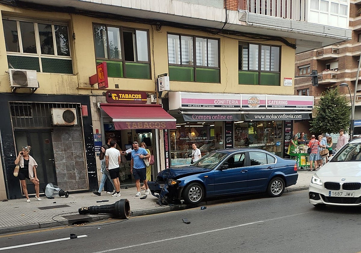 El coche accidentado en la avenida de la Costa, con la farola derribada