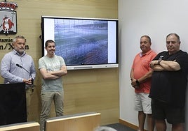 Jacobo López (PSOE), Javier Suárez Llana (IU) y los presidentes del Arenal, Víctor Manuel Martínez, y de El Llano 2000, Marcelino Álvarez.