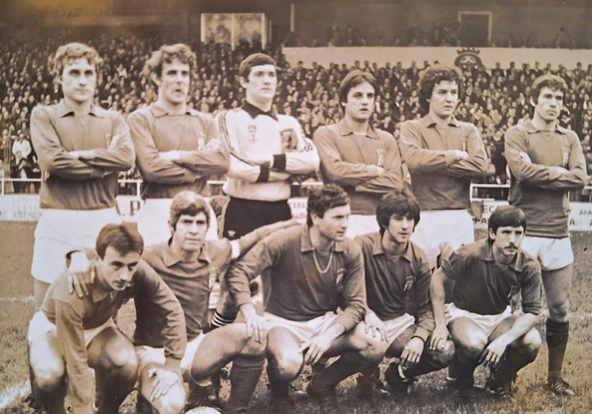 Real Oviedo en el campo de Santa Bárbara, temporada 78-79. Arriba: Luisito, Antuña, Camuel, Santacatalina, Vili y Esteban. Abajo: Ortuondo, Javier, Quique Candame, Parajón y Javi.