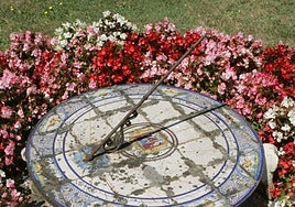 Reloj de sol situado en los jardines del Museo Evaristo Valle, obra del ceramista sevillano Manuel García-Montalván.