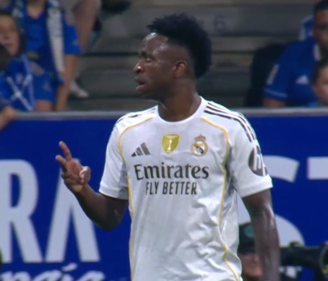 Vinicius mostró dos dedos a los seguidores azules con el gesto de «a Segunda».