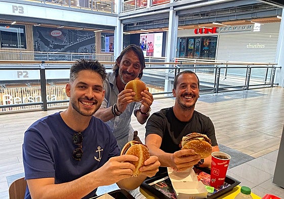 Ricardo León, Miguel Dorado y Miguel Gallo, los Saboreadores de McDonald's en Gijón.