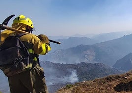 Labores de extinción del foco activo en Caunedo (Somiedo).