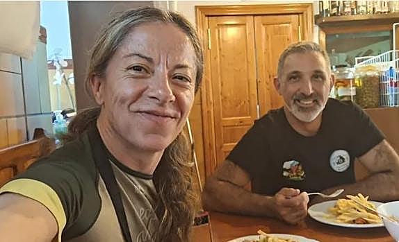 Adriana, responsable del Albergue de Saliencia, y Luis, guía del proyecto Cumbre Norte.